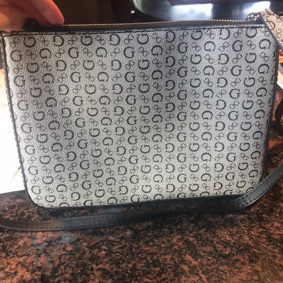 LIKE NEW Guess Crossbody Bag - Picture 2 of 3